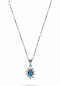 Collana in argento con pendente ovale in pietra blu circondato da piccole pietre trasparenti in un design floreale.