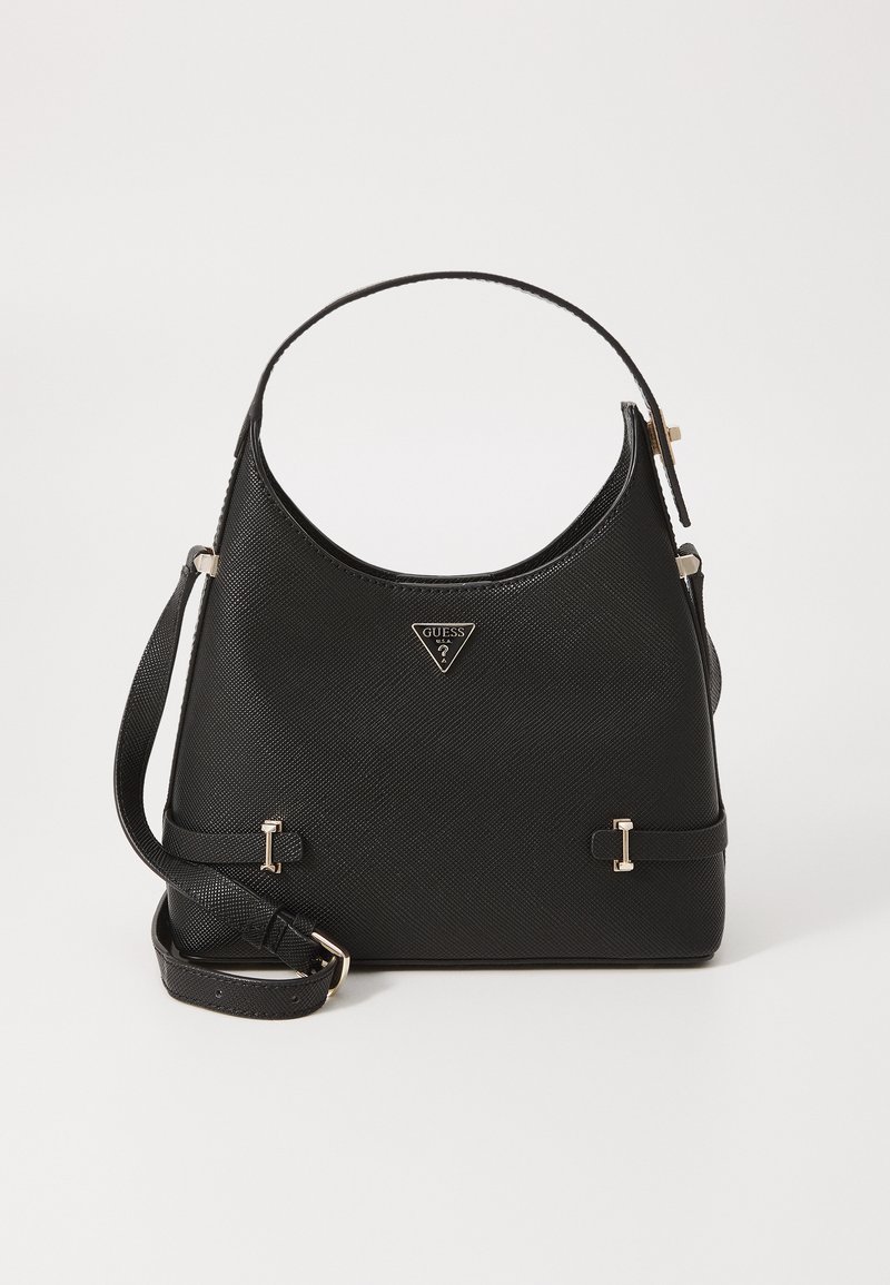 Bolso de mano negro con un exterior texturizado, forma curva, detalles en dorado, correa ajustable y logo en la parte frontal.