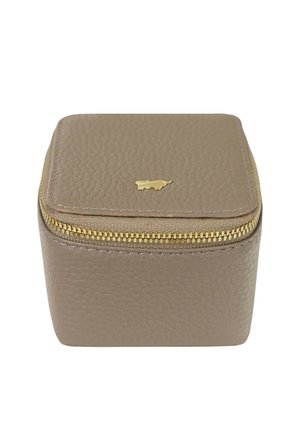 Étui en cuir carré de couleur marron muted avec une surface texturée, fermeture éclair dorée et un petit logo d'animal doré sur le dessus.