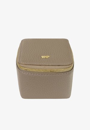 Custodia quadrata in pelle di colore marrone tenue con superficie texturizzata, zip dorata e un piccolo logo di un animale dorato sulla parte superiore.