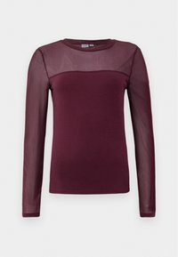 Burgundy långärmad topp med en solid kropp och genomskinliga meshärmar. Rund halslinning med kontrasterande textur vid axlarna. Lättviktsmaterial.