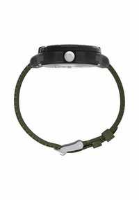 Schwarze Sportuhr mit großem, rundem Gehäuse, strukturiertem Gummi-Kronenaufsatz und olivgrünem, gewebtem Armband. Verfügt über einen silbernen Schnallenverschluss.