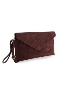 Burgunderfarbener Wildleder-Clutch mit Klappe, goldfarbenen Beschlägen und abnehmbarem Riemen. Verfügt über eine glatte Textur und eine rechteckige Form.