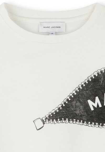 Biała bawełniana bluza z nadrukiem graficznym, z czarnym, trójkątnym motywem zamka błyskawicznego oraz napisem "MARC JACOBS" w białym kolorze. Miękka tekstura.