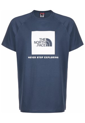 Blaues T-Shirt mit kurzen Ärmeln und einem weißen quadratischen Logo mit der Aufschrift "The North Face" und dem Slogan "Never Stop Exploring" darunter.