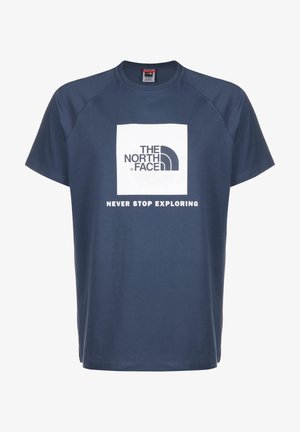 Camiseta azul de manga corta con un logo cuadrado blanco que dice "The North Face" y el lema "Never Stop Exploring" debajo.