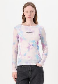 Dugi rukavi, prozirni mrežasti top s apstraktnim uzorkom u pastelno ružičastim i plavim nijansama. Prednji logo glasi "KARL LAGERFELD JEANS."