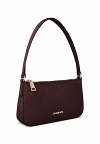 Borsa a spalla in pelle marrone scuro con texture, chiusura lampo dorata e logo "Lazarotti" sul davanti, dotata di una singola tracolla e forma rettangolare.