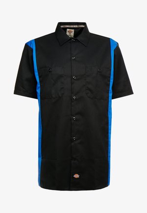 Zwart werkkleding met korte mouwen en blauwe zijpanelen, sluiting met knopen aan de voorkant, twee borstzakken met knopen en een klein logolabel aan de onderkant.