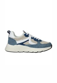 Sneakers met een bovenwerk van mesh en denim in blauw en wit, met een dikke witte zool en marineblauwe accenten, textuurdetails en veters.
