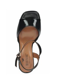 Czarne lakierowane sandały na wysokim obcasie z kwadratowym noskiem, paskiem na kostkę i beżową wkładką z logo "MUSTANG TRUE DENIM".