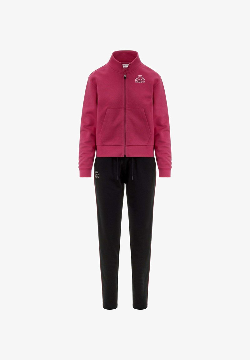 Sudadera rosa con cremallera y dos bolsillos frontales, combinada con pantalones de chándal negros que tienen una cinturilla elástica y un detalle de logo en la pierna.