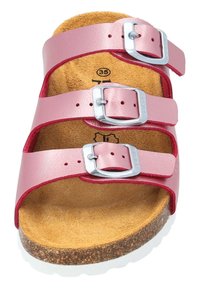 Sandalo in pelle rosa con tre cinturini regolabili, fibbie argentate, suola in sughero e suola in gomma bianca. Superficie texturizzata e fodera interna visibili.
