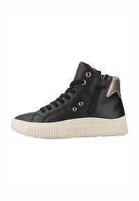 Zapatilla alta negra hecha de material suave, con una suela de goma color crema, cremallera lateral y ojales de metal para los cordones.