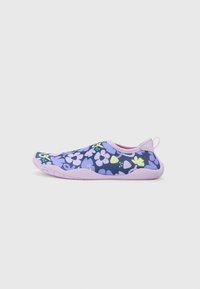 Bloemmotief instappers met een lila en donkerblauwe print, flexibele rubberen zool en een lus aan de achterkant voor makkelijk aan- en uittrekken.