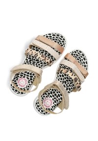 Braune und beige Sandalen mit mehreren Riemen, ausgestattet mit einem strukturierten Obermaterial und einer schwarz-weißen gepunkteten Innensohle. Rutschfeste weiße Sohle.