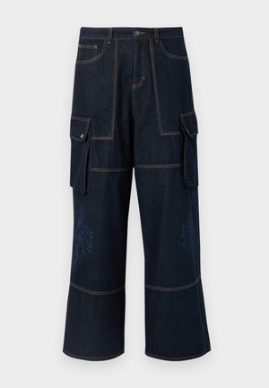 Jeans cargo in denim scuro, con tasche a pattina, cuciture a contrasto, gamba larga e un sottile motivo floreale sul lato inferiore.