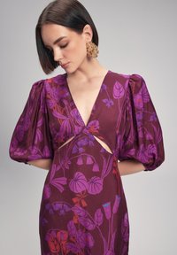 adL V-NECK CUT- OUT DETAILED - Maksimekko - printed damson