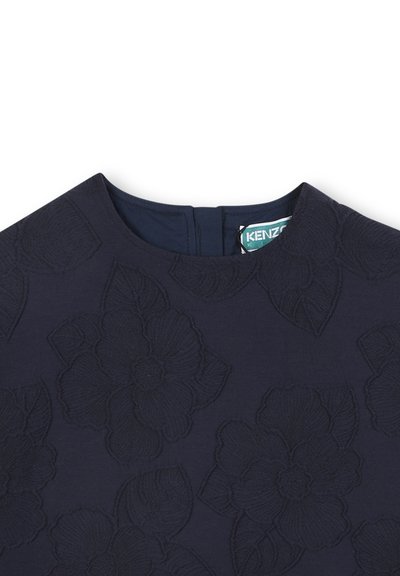 Navyblauwe jurk met een reliëf bloemenpatroon, ronde halslijn en een verborgen ritssluiting aan de achterkant.