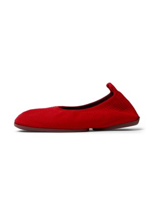 Roter Ballerina-Schuh aus Stoff mit rundem Zehenbereich, strukturierter Oberseite und minimalistischem Design. Verfügt über eine leicht flexible Sohle für Komfort.