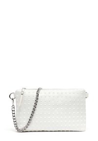 Clutch in finta pelle bianca con superficie texturizzata caratterizzata da forme a diamante in rilievo. Dotato di una tracolla in catena argentata e una cerniera superiore.