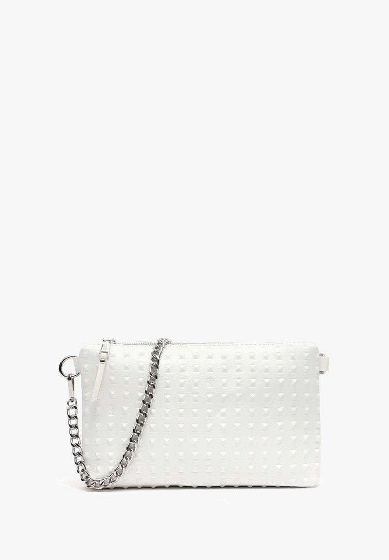 Clutch in finta pelle bianca con superficie texturizzata caratterizzata da forme a diamante in rilievo. Dotato di una tracolla in catena argentata e una cerniera superiore.