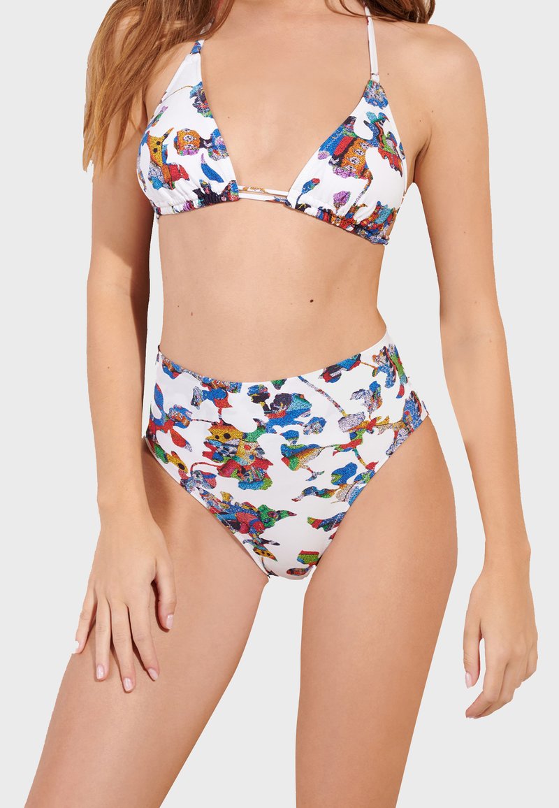 Dámský bikini set s vícebarevným abstraktním vzorem na bílém podkladu. Horní část má trojúhelníkové košíčky a nastavitelné ramínka, zatímco vysoké kalhotky doplňují design.