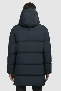 Mørkeblå, polstret jakke med horisontale syninger, fast hætte og elastiske manchetter. Glat texture, mellemlang pasform, minimal branding på ryggen.