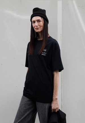 EA7 Emporio Armani TRAIN LOGO TEE  UNISEX - Apdrukāts T-krekls - black/silver colored