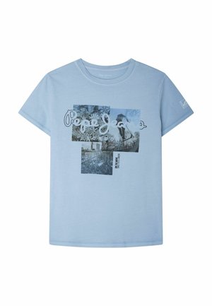 Hellblaues T-Shirt mit kurzen Ärmeln, Pepe Jeans London Logo und drei Fotodrucken von Natur und einer Brücke auf der Vorderseite.