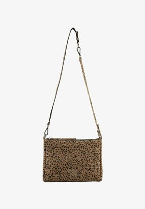 Sac à bandoulière marron avec un motif léopard. Comprend une fermeture éclair et une sangle réglable. Surface texturée avec un design plissé.