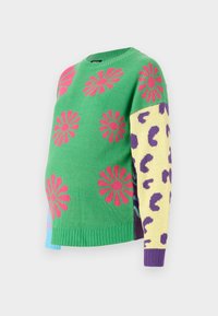 Pull vert avec des motifs de fleurs roses, manches multicolores en imprimé léopard jaune et violet, texture tricotée, poignets et ourlet côtelés.
