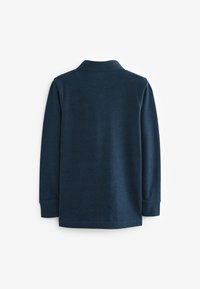 Marinblå långärmad polo med klassisk krage, mjuk textur och minimala sömmar. Inga synliga logotyper eller dekorationer på baksidan.
