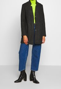 Vero Moda Abrigo corto - mottled dark grey