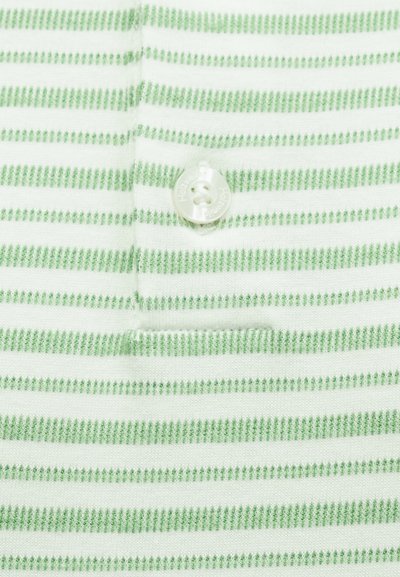 Ύφασμα με οριζόντιες πράσινες και λευκές ρίγες, με ένα λευκό κουμπί ραμμένο κοντά στο κέντρο.
