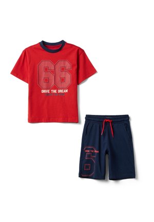 Camiseta roja de manga corta con el número 66 y el texto "Drive the Dream", combinada con pantalones cortos azul marino con el número 6 y cordón rojo.