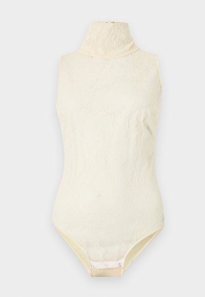 Ελεφαντόδοντο κορμάκι από δαντέλα χωρίς μανίκια με ψηλό γιακά ζιβάγκο και κούμπωμα με κλιπ στο καβάλο, σε απλό φωτεινό φόντο.