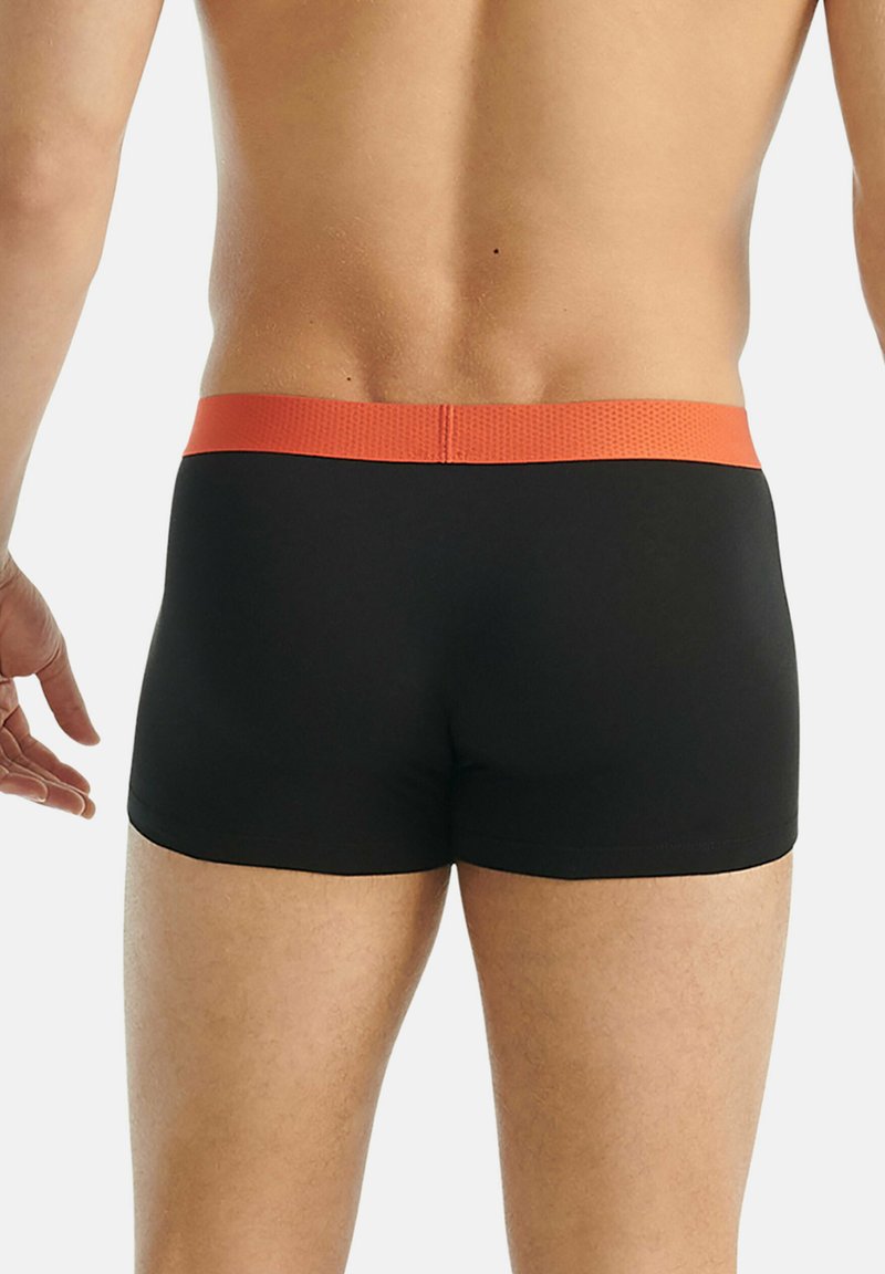 Boxer da uomo neri con una cintura arancione texture. Il design presenta una vestibilità aderente, cuciture minime e una trama di tessuto liscia.