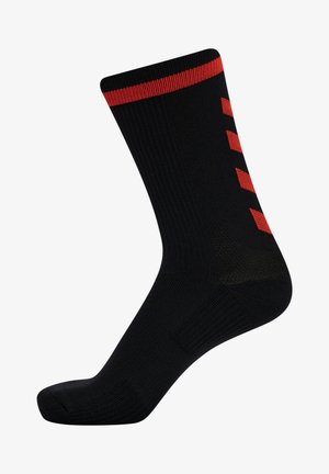 Sort sok med røde striber øverst og tre lodrette røde detaljer på siden. Fremstillet af ribbet materiale, designet til komfort.