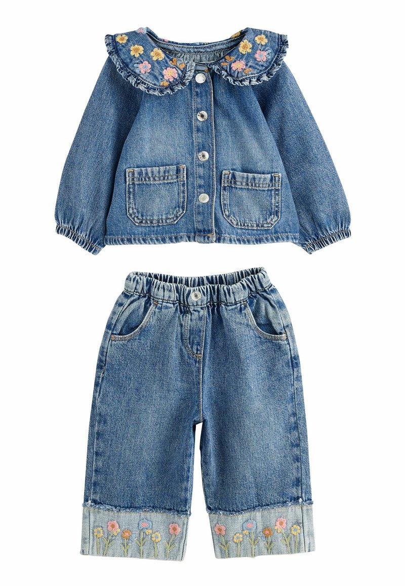 Denim-takkari ja housut. Takkarissa on röyhelöinen kukkakaulus ja kaksi etutaskua. Housuissa on joustava vyötärö ja kukkakirjailu lahkeissa.