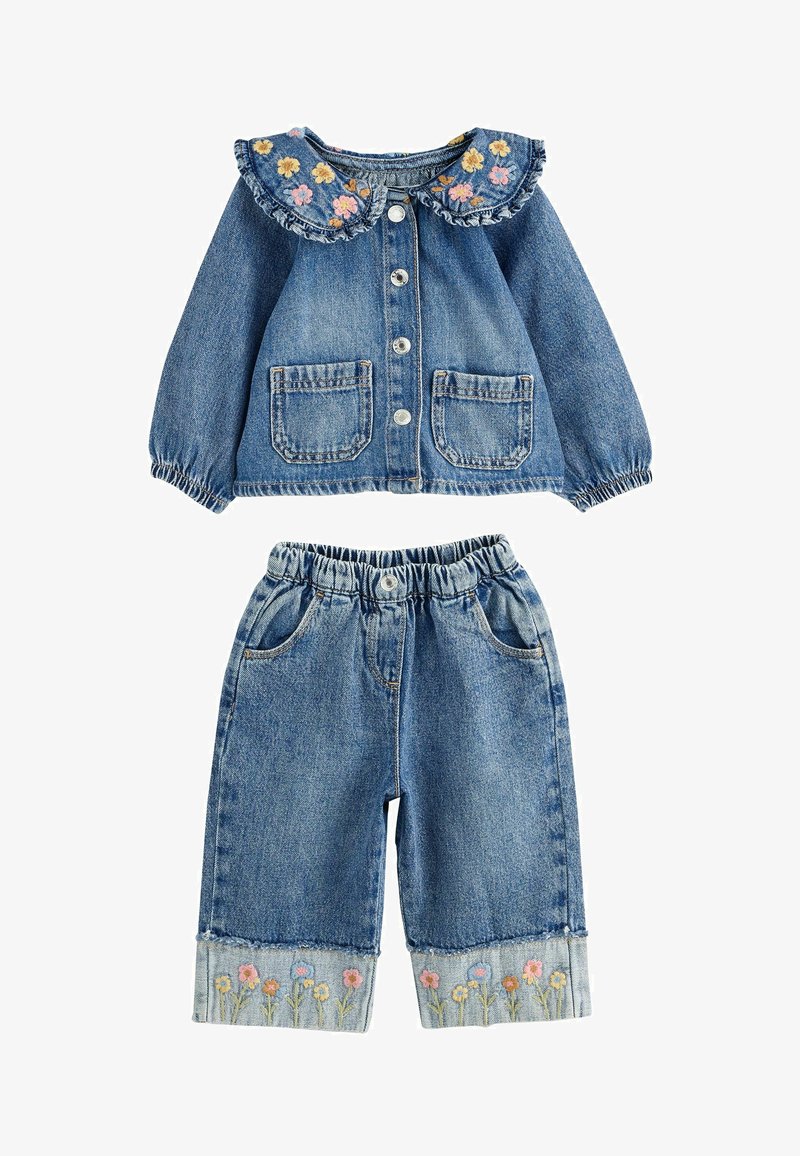 Denim-takkari ja housut. Takkarissa on röyhelöinen kukkakaulus ja kaksi etutaskua. Housuissa on joustava vyötärö ja kukkakirjailu lahkeissa.