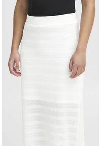 Witte gebreide maxi-rok met horizontale textuurstripes, met een aansluitende tailleband en een vloeiend ontwerp. Gladde stofafwerking.