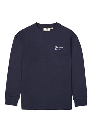 Camiseta de manga larga azul marino hecha de algodón. Presenta un cuello redondo y el texto impreso "Elige" en el área del pecho izquierdo. Textura suave.