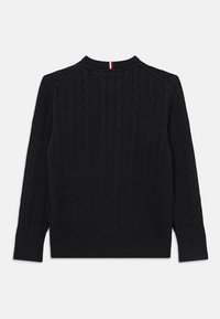 Pull en maille torsadée noire avec un col rond, des poignets et un ourlet côtelés, et un détail rayé au niveau de la nuque à l'arrière.