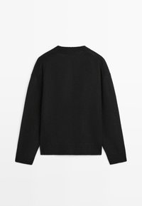 Czarny dziergany sweter z okrągłym dekoltem, obniżonymi szwami na ramionach oraz ściągaczami przy mankietach i dolnym brzegu. Gładka faktura i luźny krój.