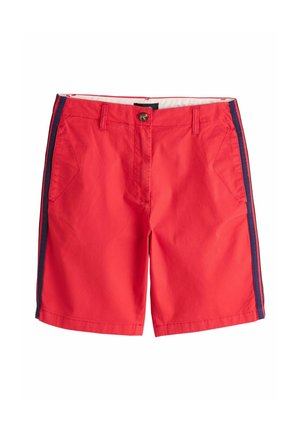 Short rouge longueur genou avec poches avant, fermeture à boutons, passants de ceinture et bandes latérales bleu marine.