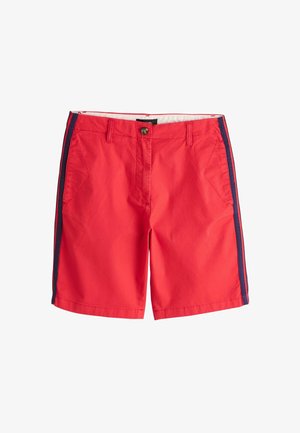 Røde knælange shorts med forlommer, knaplukning, bæltestropper og marineblå sidelommer.