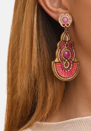 Boucles d'oreilles dorées ornées de pierres précieuses roses et violettes dans un design en couches, avec un accent en forme d'éventail et un dessus circulaire.