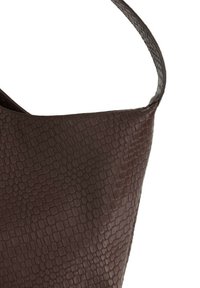 Borsa a tracolla in pelle marrone con una texture a motivo embossé. Presenta una tracolla curva e una forma triangolare morbida.