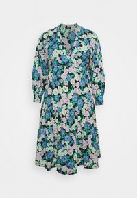 Robe florale avec un fond noir ornée de motifs bleus, roses et verts ; manches courtes, décolleté en v et ourlet à volants.